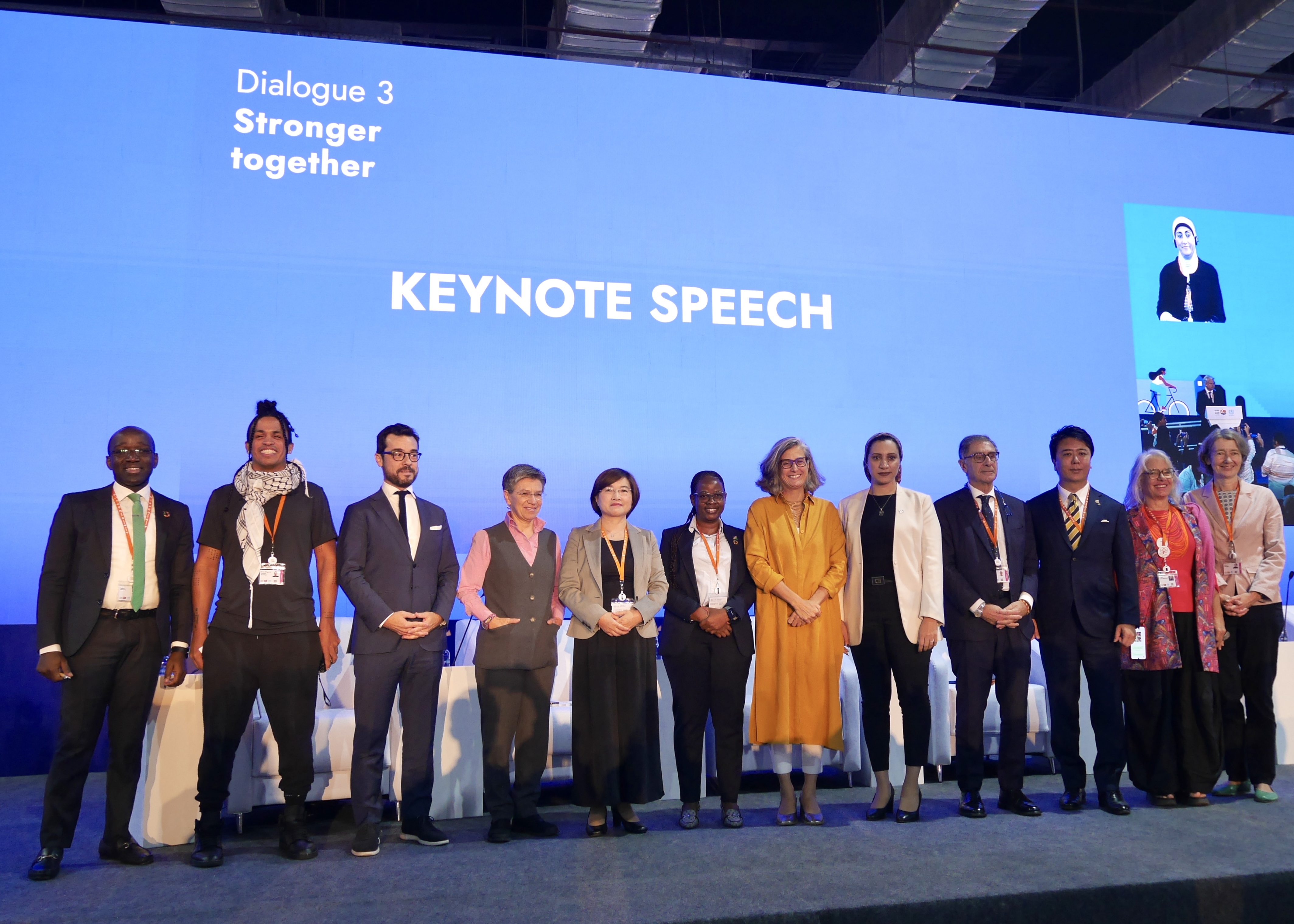 Speakers for Dialogue 3 gather for a group photo before the session begins © UN-Habitat/Tiffany Chui